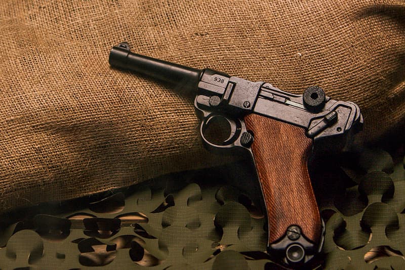 Luger P08 Parabellum pistol, wooden stock
