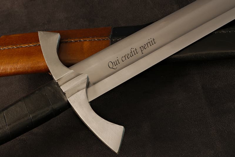 Make your sword or dagger unique by customizing its blade with laser engraving | In association with our logistics center, our customization workshop enables us to laser-engrave the blade of swords and daggers.