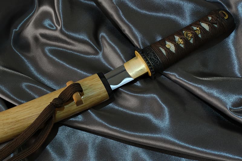 Tantō 短刀 sharp with wooden scabbard (saya 鞘), comes with a protective cloth cover | I was born in a forge. Man came to find me in the heart of the earth to transform me, to magnify me, to make me the supple, light, lively blade I am today. I accepted the bite of fire, the power of the hammer, the coldness of water.
