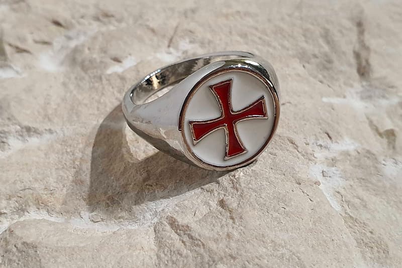 Silver-plated ring, white plate with red Templar cross.