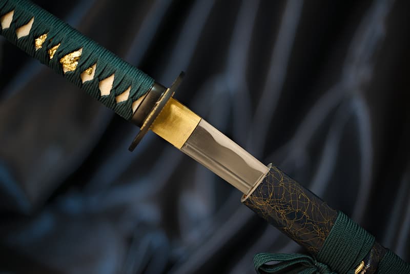 Sharp katana with scabbard (saya 鞘) in dark blue lacquered wood and raised gold filaments, braiding (tsuka-Ito 柄糸 and sageo 下緒) dark green | Sylve and water are my origins. The samurai I served chose to live on the shores of Lake Biwa (琵琶湖), Japan's largest lake.
