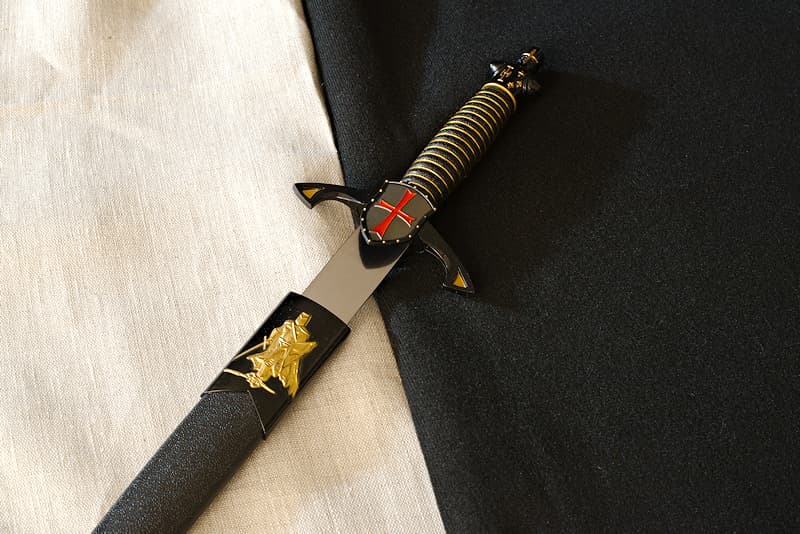 Black collector's dagger with Templar symbols: Templar knight, Latin cross on blazon | My name comes from the Old French "baucent", black and white. It gave rise to the Templar knight's gonfanon, le baussant (or beaucéant), per fess argent and sable, a cross gules surmounting.