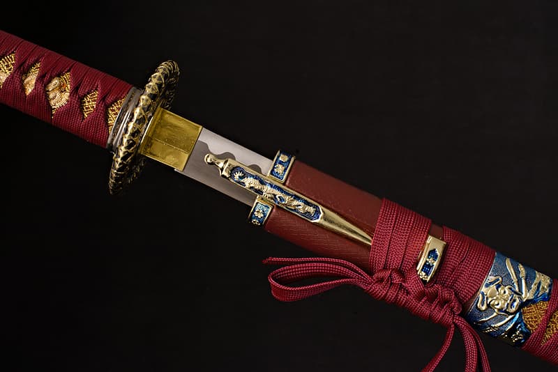 Decorative Katana with two Kozukas (小柄 knife), marine and pirate designs, delivered in a black and red cloth-covered box | I was born seven centuries ago, in a special forge. The blacksmith who gave birth to me worked in a cave whose only access required climbing a cliff. By the sea, the basaltic cliffs of Tōjinbō (東尋坊 Sakai, Fukui prefecture) are still a geological singularity today.