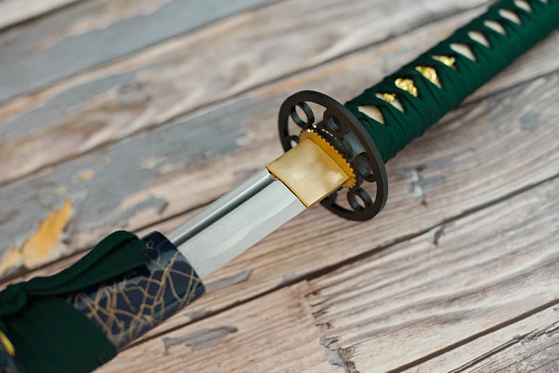 Sharp Wakizashi with scabbard (saya 鞘) in dark blue lacquered wood and raised gold filaments, braiding (tsuka-Ito 柄糸 and sageo 下緒) in dark green, delivered with a protective cloth cover | As with my "big brother", the "Spirit of the Lake" katana, sylva and water are my origins. The samurai I served chose to live on the shores of Lake Biwa (琵琶湖), Japan's largest lake.