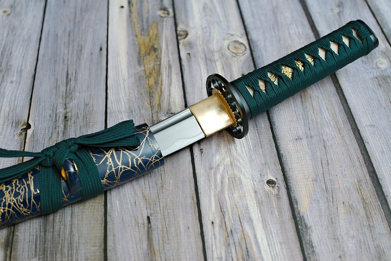 Tantō cutting edge with scabbard (saya 鞘) in dark blue lacquered wood and raised gold filaments, braiding (tsuka-Ito 柄糸 and sageo 下緒) dark green, delivered with a protective cloth cover | As with my "big brother", the "Spirit of the Lake" katana, sylva and water are my origins. The samurai I served chose to live on the shores of Lake Biwa (琵琶湖), Japan's largest lake.