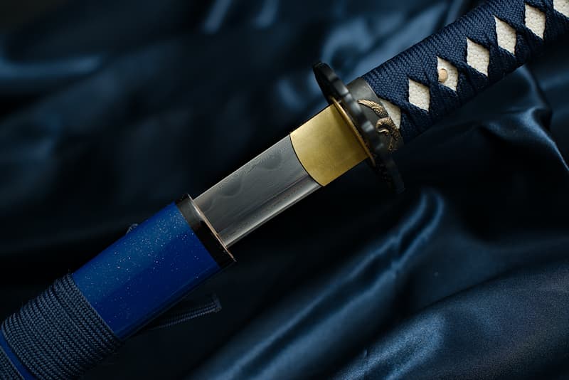 Sharp katana, laminated steel (damascus forging), genuine Hamon (刃文 tempering line), forging, polishing and sharpening by hand, blue saya and gold tips