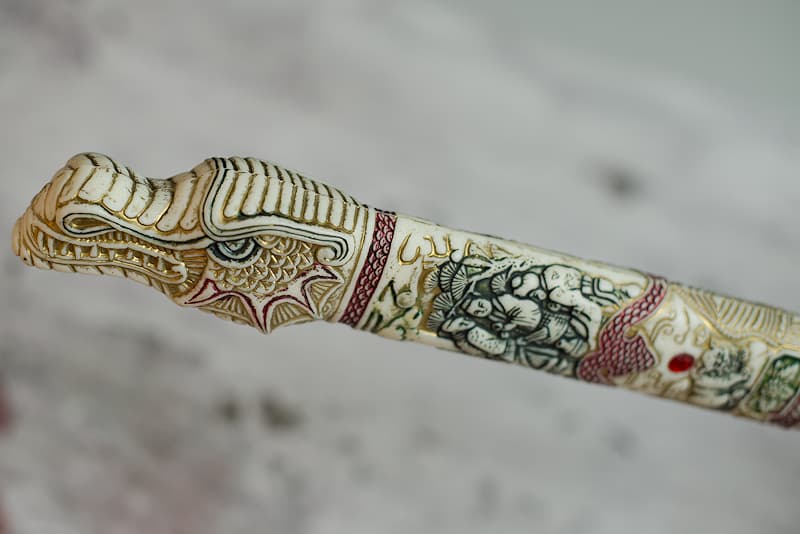 Decorative Katana, painted cream-colored resin handle depicting a dragon, unsharpened stainless steel blade | I accompanied the immortal, Connor MacLeod, nicknamed the "Highlander". A Scottish Highland warrior living in the XVIᵗʰ century, he became immortal from his first "death" in 1536.