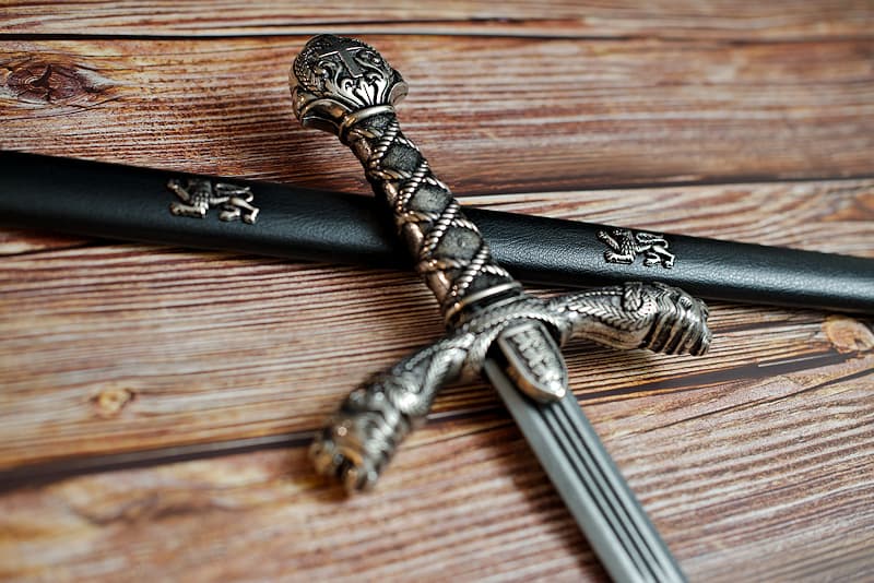 Medieval collector's sword, metal parts with motifs associated with the King of England (pommel, hilt, guard and scabbard).