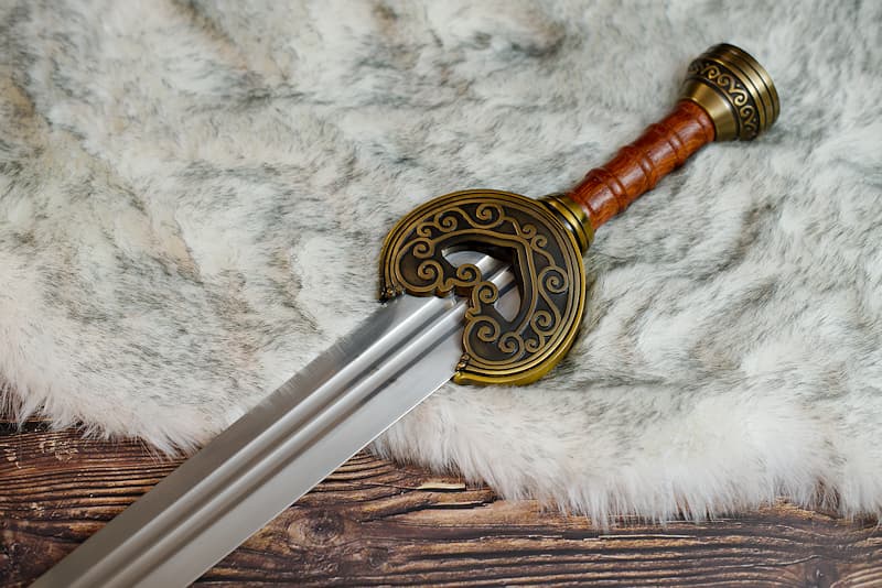 Replica of the sword of Théoden, King of the March, with wall mount | I accompanied the seventeenth King of Rohan during his reign. Distanced from him for decades by the perfidy of his advisor Gríma Wormtongue, manipulated by Saruman, I caught the rust, hidden in a dark, damp chest...