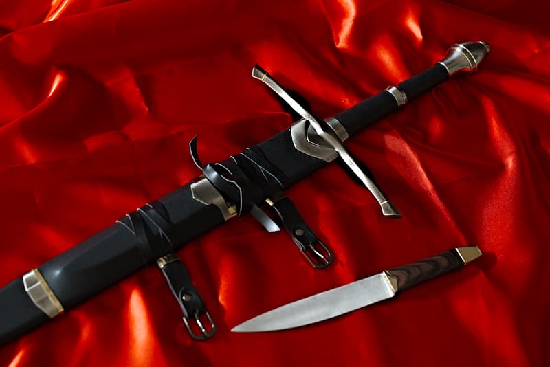 Collector's replica of the prowler's sword Grands-Pas (or "surveyor", Strider in English), delivered with its scabbard (in which a knife is housed) and a wall bracket | Soleil, I am Andúril formerly Narsil, sword of Elendil. The slaves of Mordor will flee before me. Moon.