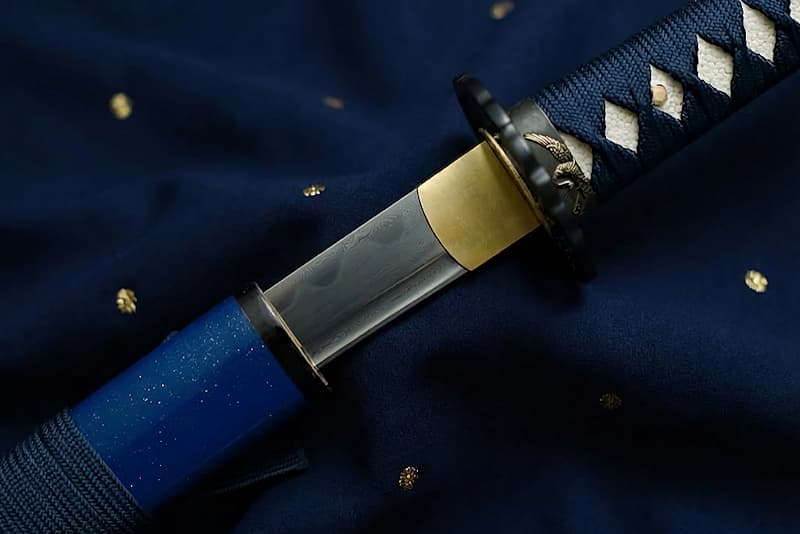 Sharp wakizashi, laminated steel (damascene forging), genuine Hamon (刃文 temper line), hand-forged, polished and sharpened, blue saya and gold tips