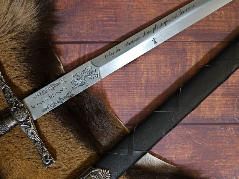 Personalized engraving on a sword or dagger #Terressens Personalized engraving on a sword or dagger #Terressens