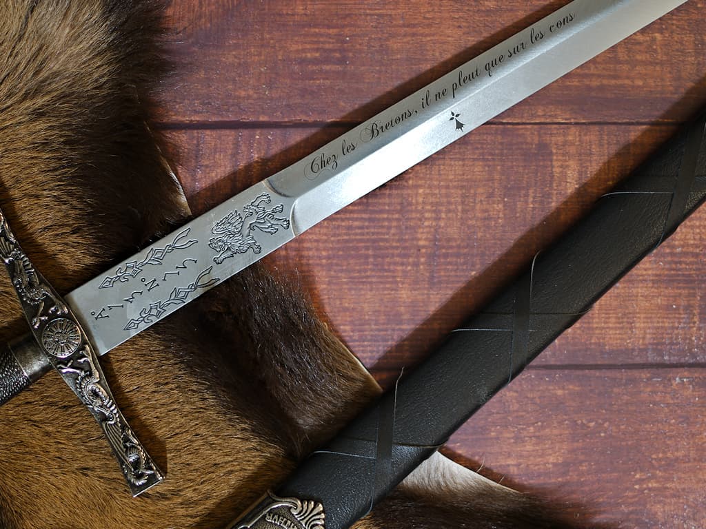 Personalized engraving on a sword or dagger #Terressens Personalized engraving on a sword or dagger #Terressens