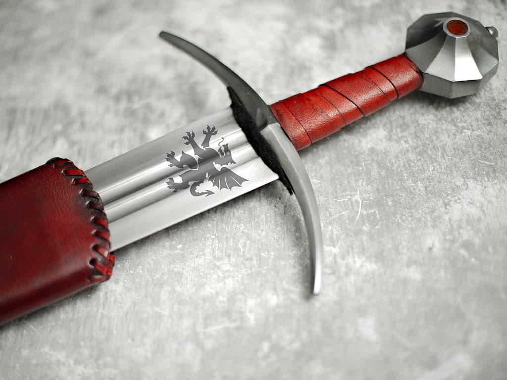 Personalized engraving on a sword or dagger #Terressens Personalized engraving on a sword or dagger #Terressens