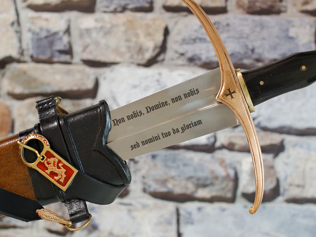 Personalized engraving on a sword or dagger #Terressens Personalized engraving on a sword or dagger #Terressens