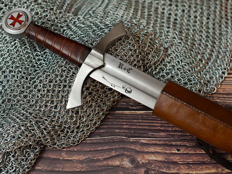 Personalized engraving on a sword or dagger #Terressens Personalized engraving on a sword or dagger #Terressens