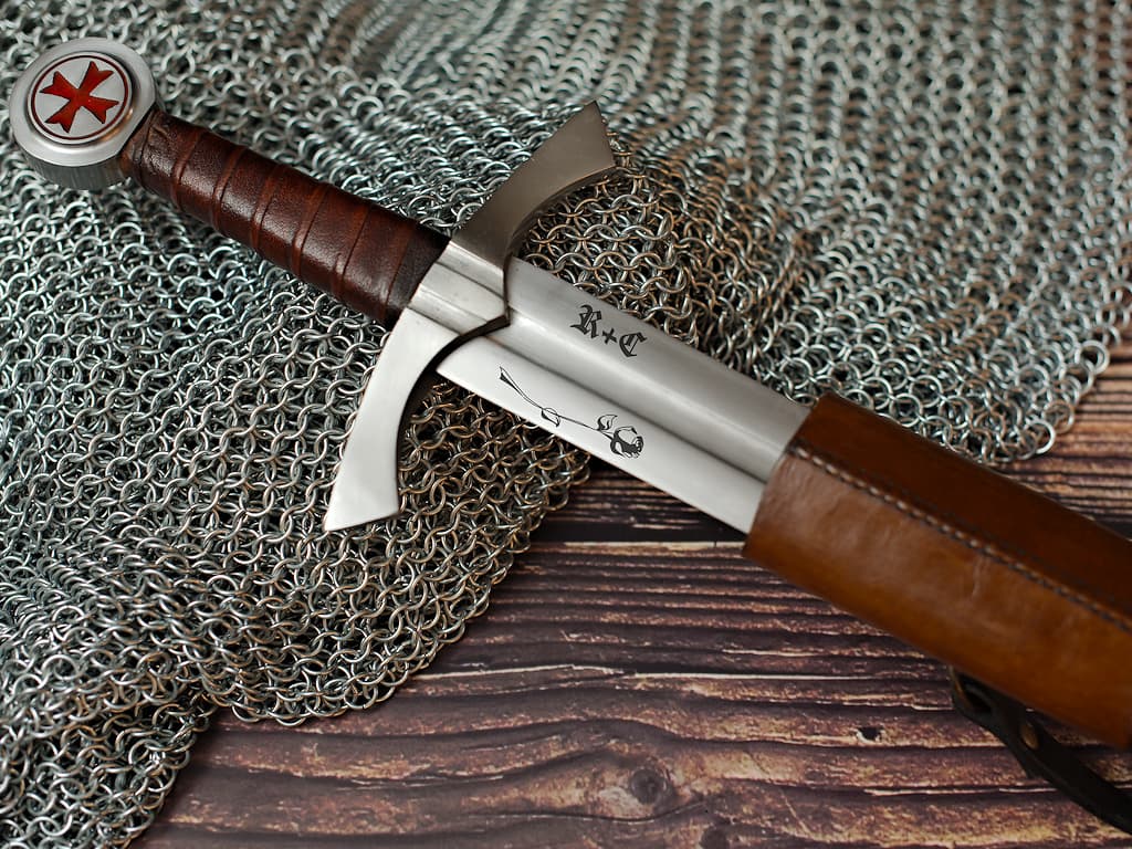 Personalized engraving on a sword or dagger #Terressens Personalized engraving on a sword or dagger #Terressens