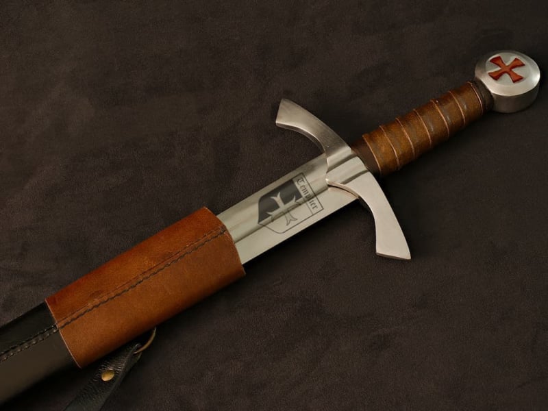 Personalized engraving on a sword or dagger #Terressens Personalized engraving on a sword or dagger #Terressens