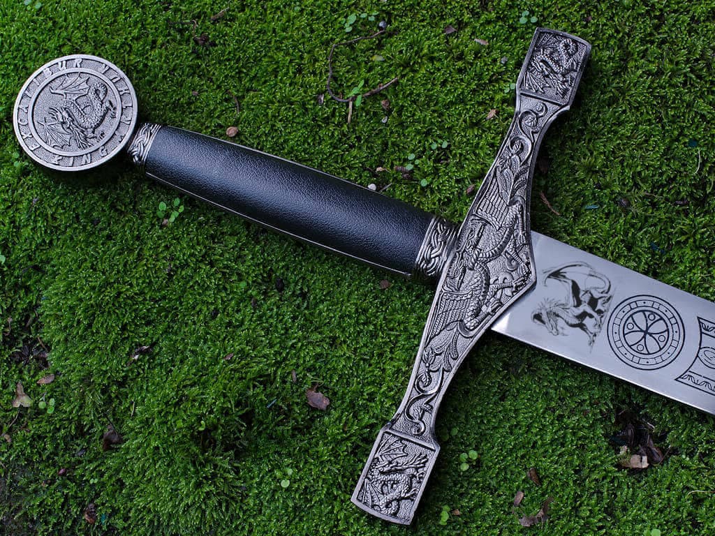 Personalized engraving on a sword or dagger #Terressens Personalized engraving on a sword or dagger #Terressens