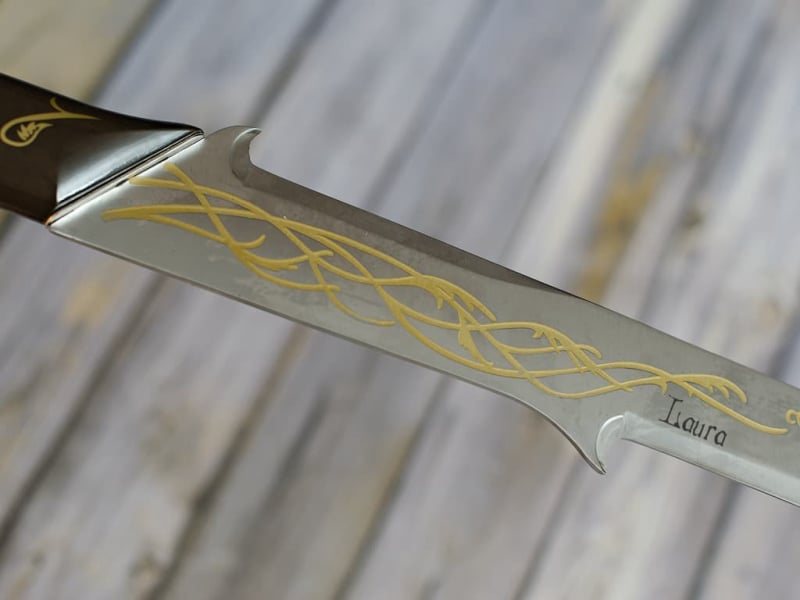 Personalized engraving on a sword or dagger #Terressens Personalized engraving on a sword or dagger #Terressens