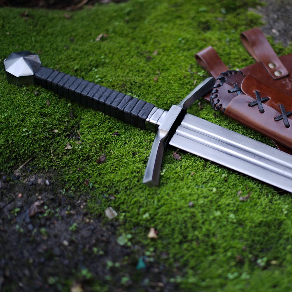 Épée « Fidelis » : épée médiévale de frappe, pommeau facetté croix, fourreau lacé