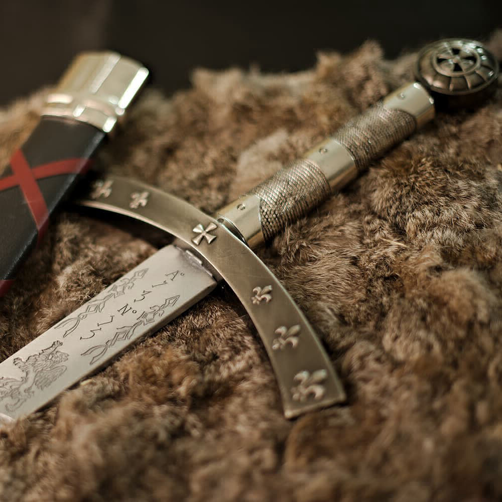 Épée de la Septième Croisade, avec fourreau noir tressé de rouge