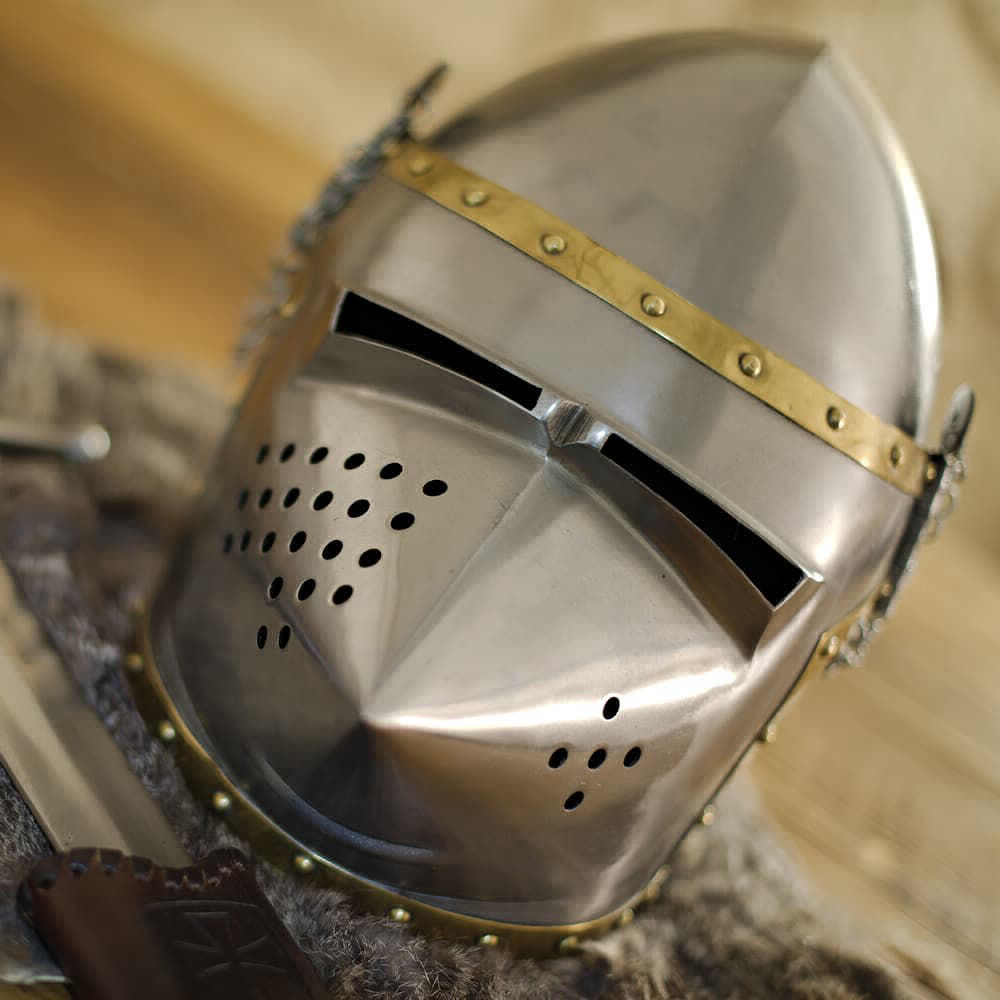 Casque Pigface bassinet posé sur une cotte de mailles et accompagné d'une épée médiévale de combat