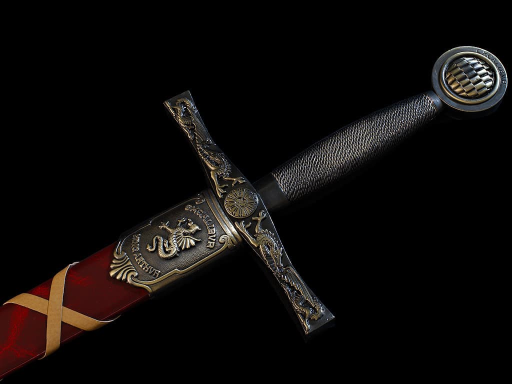 L'épée Excalibur, arme de légende du roi Arthur, posée sur une pierre recouverte de mousse naturelle Excalibur, l'Épée du roi Arthur, avec fourreau rouge tressé #Terressens