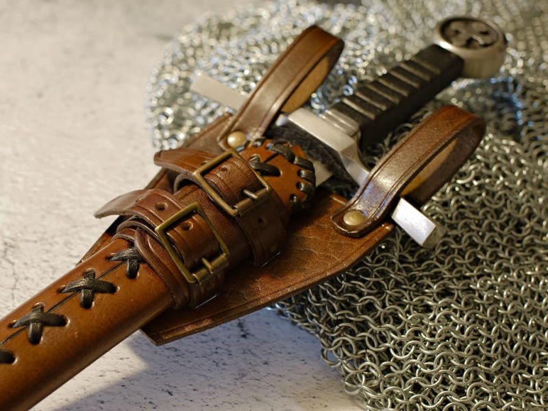 Épée médiévale forgée « Vicit semper » (toujours vainqueur) ⚔ #Terressens Porte-épée / dague médiévale en cuir brun #Terressens