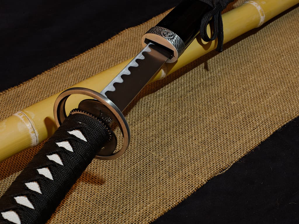 Katana noir Mitsu Tomoe Katana noir Mitsu Tomoe