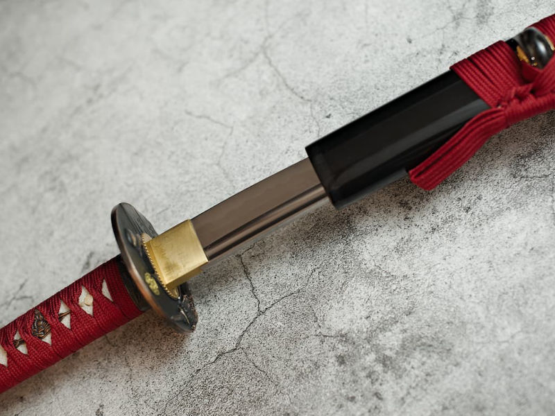 Katana « Musha shugyō » (武者修行), forge Shihozume, trempe sélective, ito et sageo rouge sombre #Terressens Katana « Musha shugyō » (武者修行), forge Shihozume, trempe sélective, ito et sageo rouge sombre #Terressens