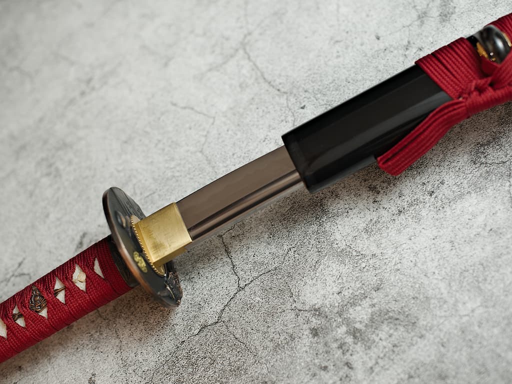 Katana « Musha shugyō » (武者修行), forge Shihozume, trempe sélective, ito et sageo rouge sombre #Terressens Katana « Musha shugyō » (武者修行), forge Shihozume, trempe sélective, ito et sageo rouge sombre #Terressens
