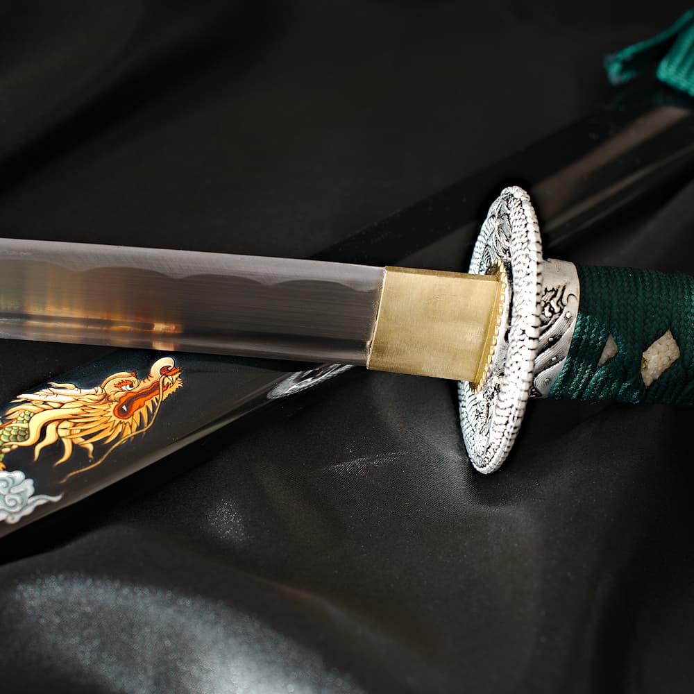 « Dragon d’émeraude », katana aiguisé, décors avec dragon #Terressens