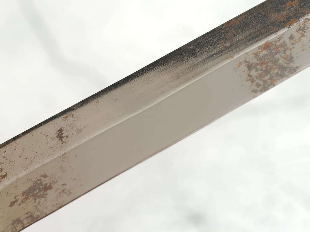 Après 30 mn de polissage manuel, 3 cm de la lame ont repris leur état de surface d’origine.