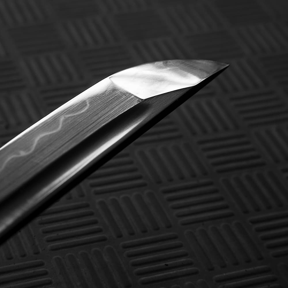 Katana, sabre des guerriers samouraïs japonais (remarquez les vaguelettes que dessine la ligne de trempe ou hamon 刃文)