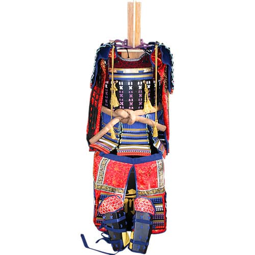 Montage de l'armure de samouraï rouge : pose des protections des épaules et des jambes