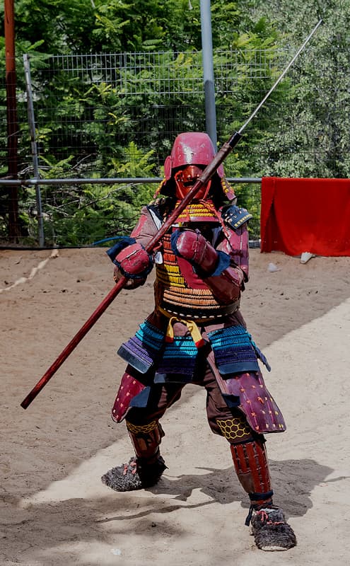 Reconstitution contemporaine d'un samouraï en armure rouge portant un naginata (薙刀)