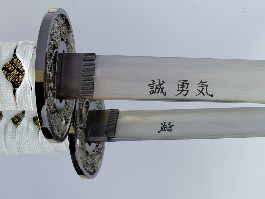 Laser engraving on a katana blade: Japanese words for sincerity and courage #Terressens