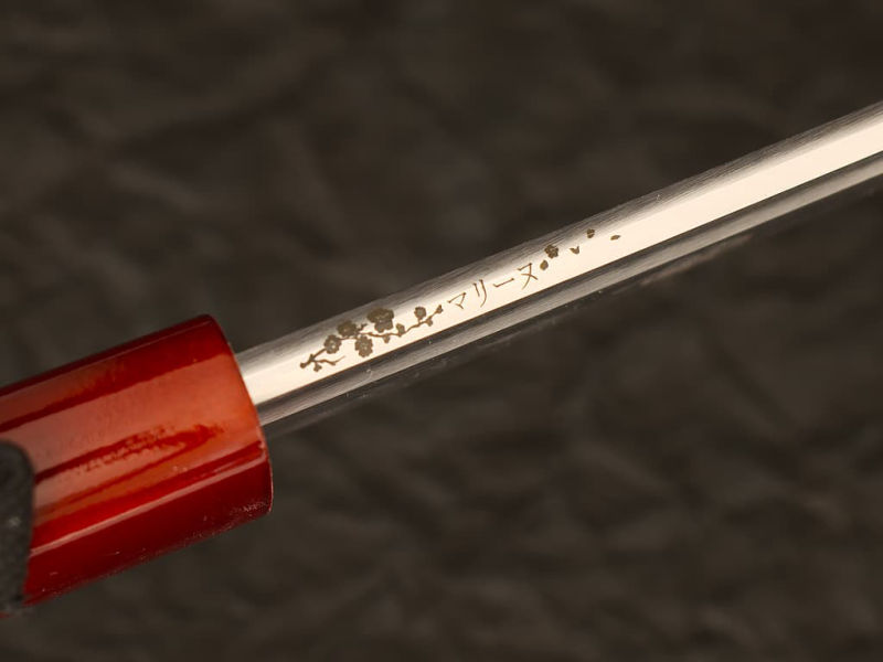 Laser engraving on the mune (back of the blade) of a katana: cherry tree branch with first name translated into Japanese embedded in the plant #Terressens