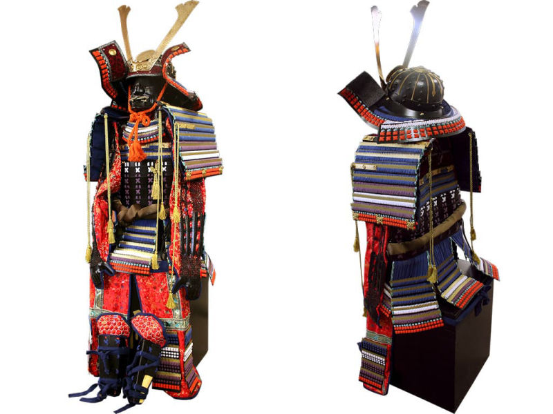 Red samurai armor on presentation skeleton (front and back) Red samurai armor on presentation skeleton (front and back)
