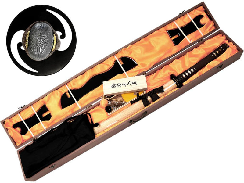 Katana sharpened wood (mù, 木) metal (jīn, 金), presented in its wooden case, with lacquered stand, care kit and protective cover Katana sharpened wood (mù, 木) metal (jīn, 金), presented in its wooden case, with lacquered stand, care kit and protective cover