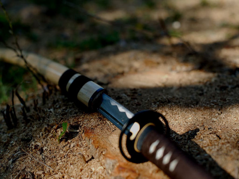 Katana sharpened wood (mù, 木) metal (jīn, 金), on the ground covered with wooden cleavers Katana sharpened wood (mù, 木) metal (jīn, 金), on the ground covered with wooden cleavers