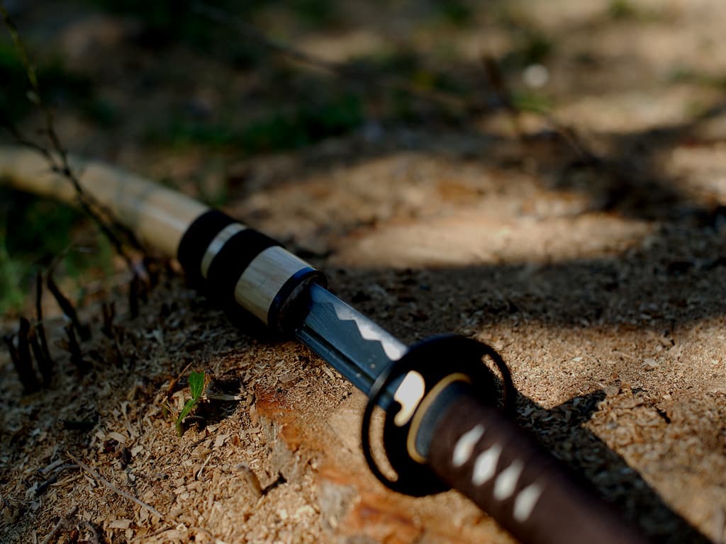 Katana sharpened wood (mù, 木) metal (jīn, 金), on the ground covered with wooden cleavers Katana sharpened wood (mù, 木) metal (jīn, 金), on the ground covered with wooden cleavers
