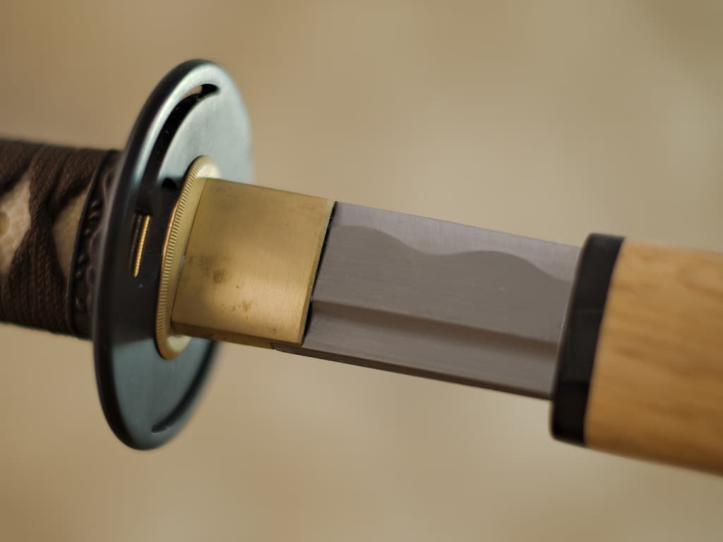 Mù-jīn, sharpened wakizashi wood (mù, 木) metal (jīn, 金): detail of the blade emerging from its scabbard (saya)