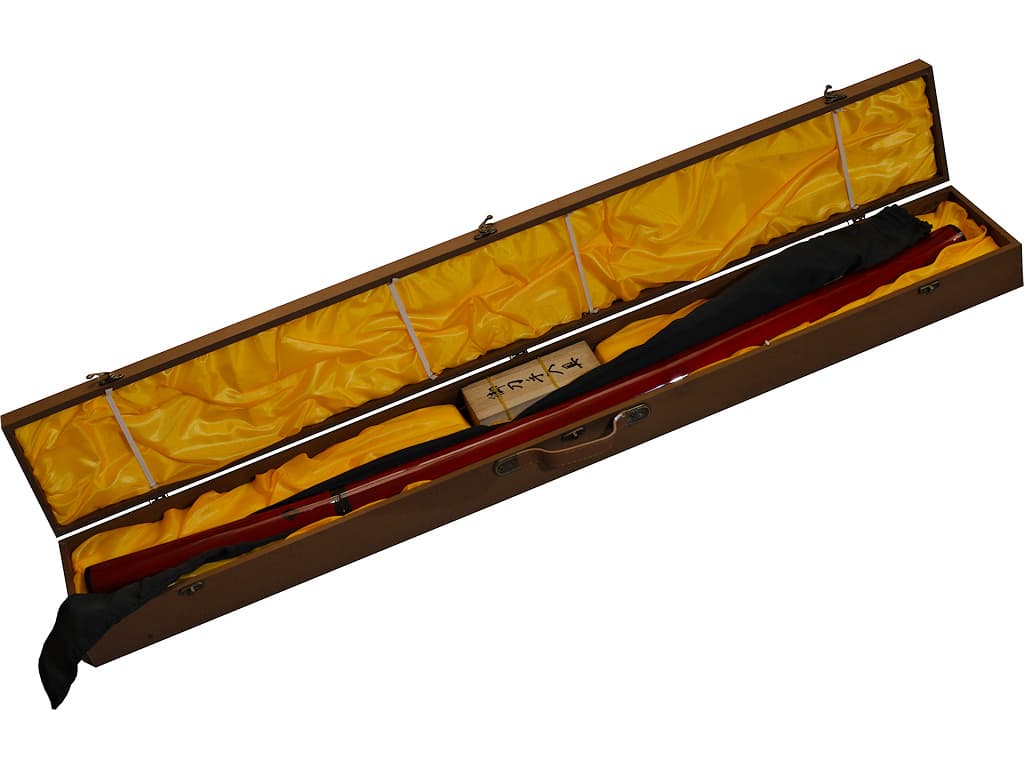 Kaji, fire shirasaya (火事), damascened forge, in its composite wood case, accompanied by a maintenance kit and a black cloth cover Kaji, fire shirasaya (火事), damascened forge, in its composite wood case, accompanied by a maintenance kit and a black cloth cover