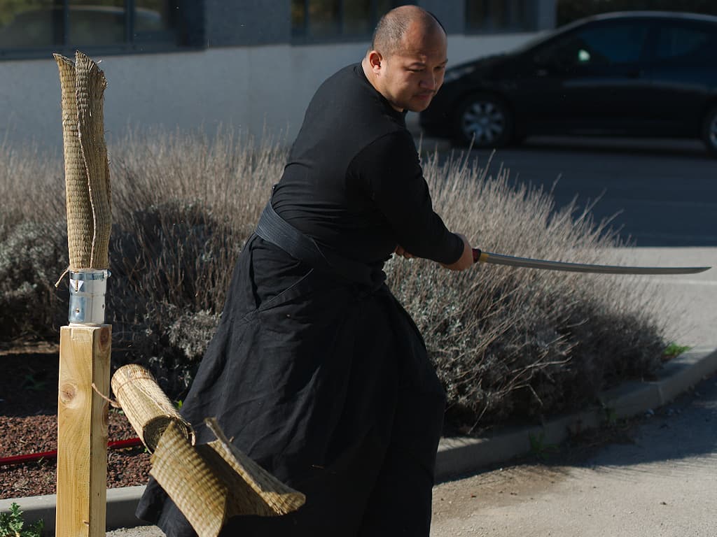 Japanese sword cutting practice with shirasaya Kaji, shirasaya feu (火事), damascened forge Japanese sword cutting practice with shirasaya Kaji, shirasaya feu (火事), damascened forge