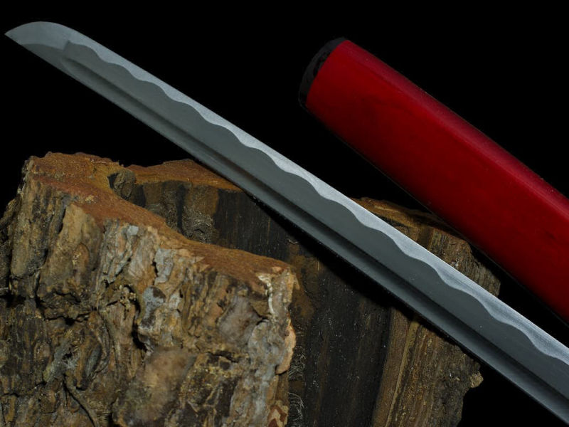 Kaji, fire shirasaya (火事), damascus forge: detail of damascus blade and scabbard (saya) Kaji, fire shirasaya (火事), damascus forge: detail of damascus blade and scabbard (saya)