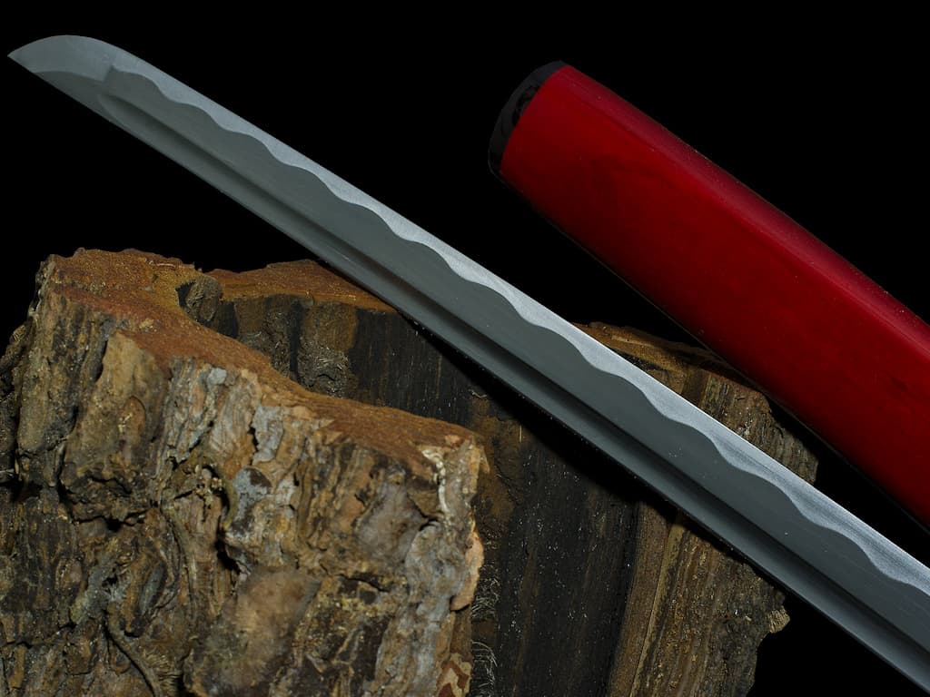 Kaji, fire shirasaya (火事), damascus forge: detail of damascus blade and scabbard (saya) Kaji, fire shirasaya (火事), damascus forge: detail of damascus blade and scabbard (saya)