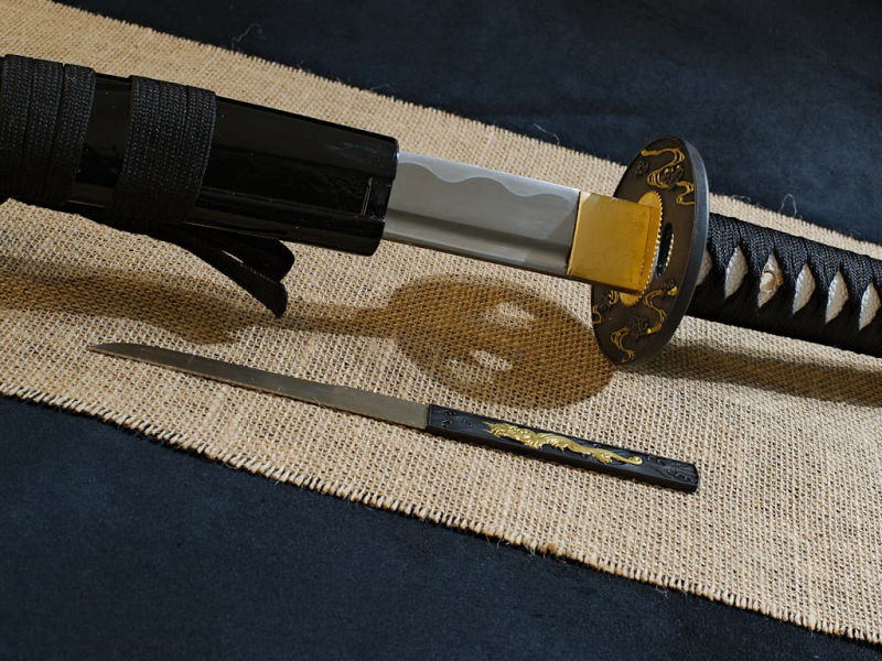 Mù-jīn, sharpened wakizashi wood (mù, 木) metal (jīn, 金): detail of the blade emerging from its scabbard (saya) Sakura, sharpened katana (桜 cherry blossom) #Terressens