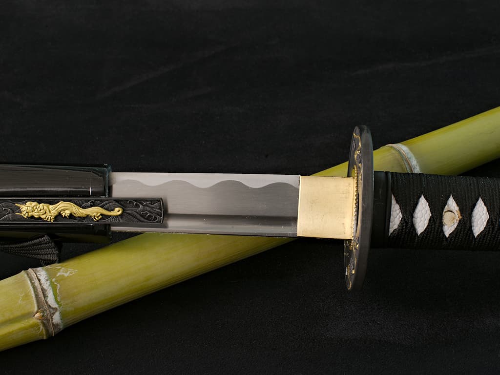 Mù-jīn, sharpened wakizashi wood (mù, 木) metal (jīn, 金): detail of the saya and tsuka Sakura, sharpened katana (桜 cherry blossom) #Terressens